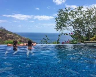 Stunning Direct Beachfront Villa in Beautiful Playa Ocotal at Bahia Pez Vela - Ocotal - Piscina
