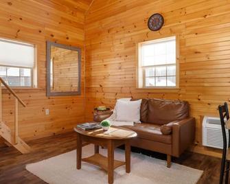 Pine Suite: Cozy 1br Log Cabin - Bethlehem - Wohnzimmer