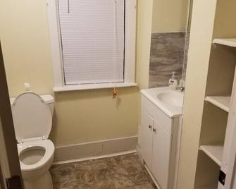 Antique Apartment in the Heart of the Lakes Region - Ashland - Bathroom