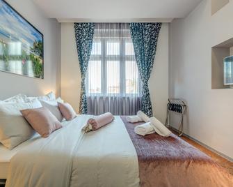 Starlight Luxury Rooms - Split - Bedroom