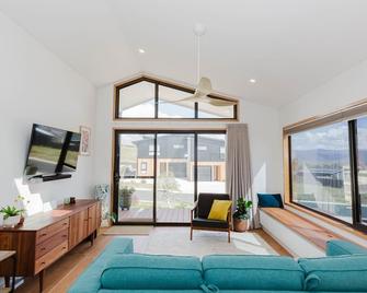 Little Willow - 11a Willow Bay Place - Jindabyne - Living room