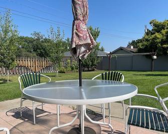 Close to St Peter's Hospital and Capitol complex! Updated full apartment. - Helena - Patio
