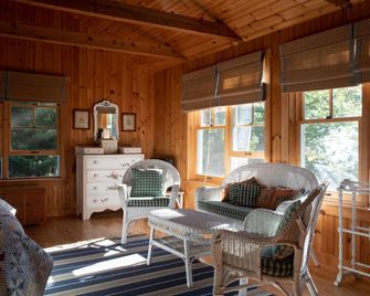 Classic Family Cottage, Ocean View From Porch, Peaceful Rural Location - Portland - Living room