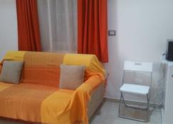 New two-room apartment on the ground floor in the center of Reggio Calabria - Reggio Calabria - Sala de estar