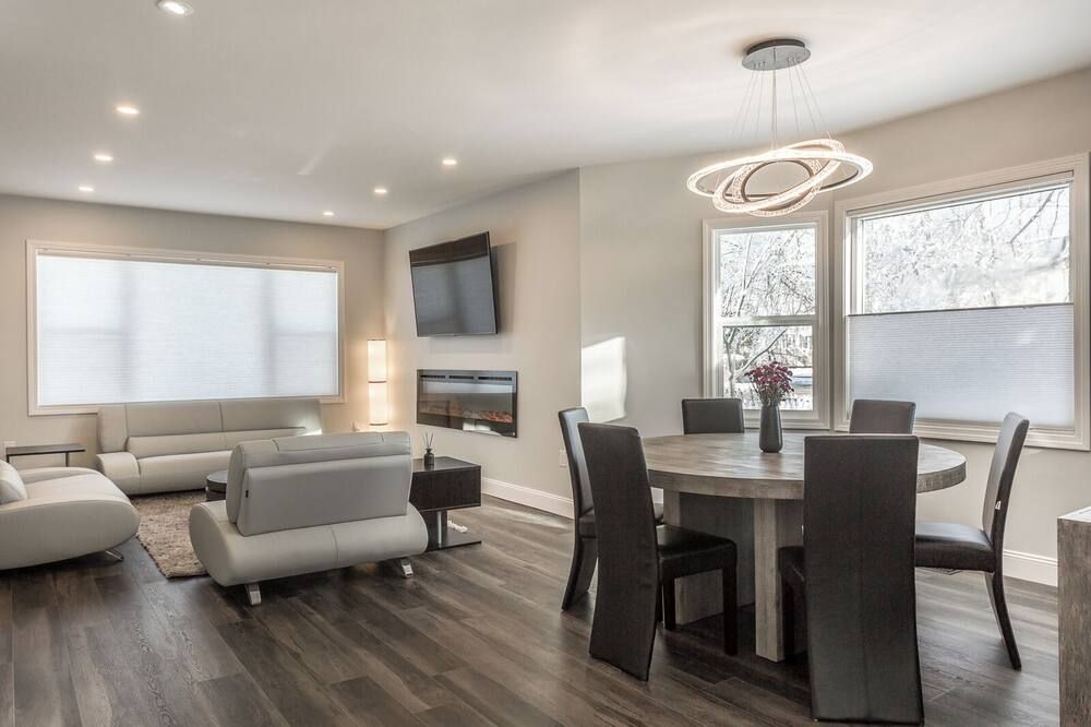 Renovated 3 Bedroom Home with Family Theater Room and Sauna