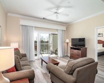 Sun and Fun 1 Bedroom Resort View Suite Sleeps 4 - Pawleys Island - Living room