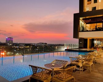 موفينبيك سورابايا سيتي - سورابايا - حوض السباحة