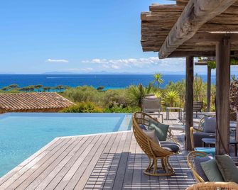 لي برجري دو بالومباجيا - بورتو-فيكيو - حوض السباحة