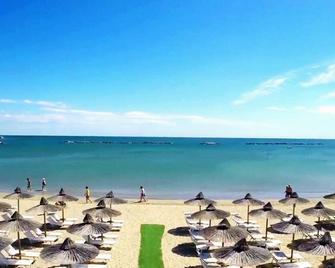 First floor villa with large garden a few meters from the sea - Lido delle Nazioni - Beach