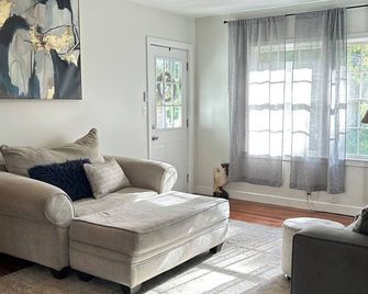 Cozy Coastal Cottage - Lynn Haven - Living room