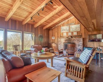 Relaxed, Secluded Oceanfront Cottage has Large Yard and Access to Miles of Beach - Yachats - Huiskamer