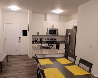 #203 Modern apartment 9FT Celling, 860sqf, 75' TV - Monroe - Kitchen