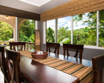 Ocean Breeze - 2nd Floor Modern Condo, 3 pools, 5 Minute Walk to Beach - Playa Hermosa - Comedor