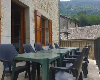Gîte 'Les Osiers' Le Pigeonnier sleeps 10, in the heart of the Gorges du Tarn - Gorges-du-Tarn-Causses - Patio