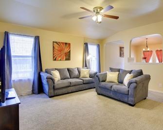 San Antonio Abode w/ Yard 4 Mi to Lackland - San Antonio - Soggiorno