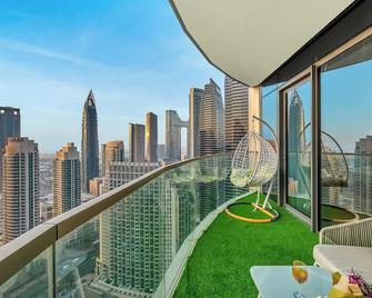 Crown Jewel 2 Bedroom Apartments I Iconic Burj Khalifa and Fountain Views I Free Parking, Gym, Pool, Wi-Fi and PS5 I by Skyline Serenity - Dubái - Balcón