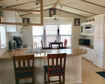 Clean and Cozy Home Away From Home! - Stanley - Dining room