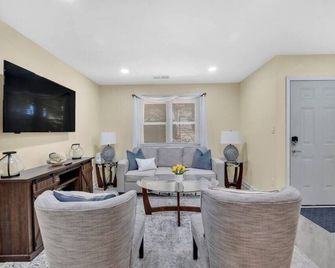 Cozy 2 Bedroom Duplex In Charlotte, Jacuzzi, Sleeps 6 plus 2 - Charlotte - Sala de estar
