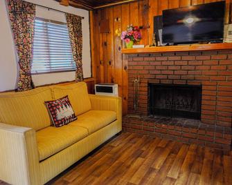 Sleepy Hollow Cabins & Hotel - Crestline - Sala de estar