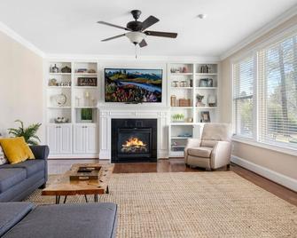 Spacious Family Getaway ~ Fire Pit~ Private Office - Durham - Salon