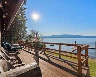 Lakefront Cabin Sleeps 6 – Private Dock, Jacuzzi, 80' Beachfront & Sunsets! - Harrison - Balcony