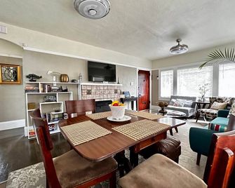 Family/Group Friendlyfast Wififre Parkingprivate Yd/Patio, Centrally Located Urban Oasis Fast - Oakland - Salle à manger