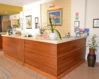 Hotel Mediterraneo - Cefalù - Front desk