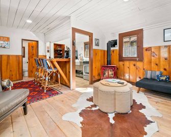 Finns Fish Camp - Walking distance to Lake and Village! Back patio with barbecue, fully fenced yard! - Big Bear Lake - Sala de estar