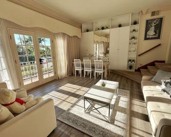 Cozy Modern Suite With Pool near Disney-Knotts-Universal Studios And More - Whittier - Living room