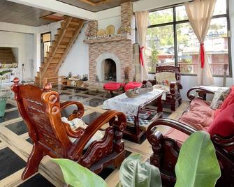 Andrew & Mary's Lodging House - Sagada - Sala de estar