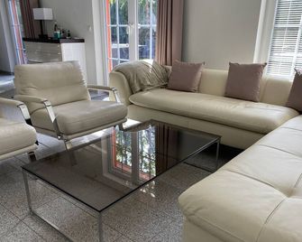 Top location, close to the beach, sun terrace, 5 bedrooms, 3 bathrooms, sauna, fireplace, 4 parking spaces - Prerow - Wohnzimmer