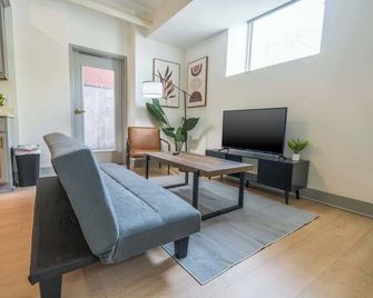 Cozy Unit with Free Parking Near Medical District - Louisville - Sala de estar