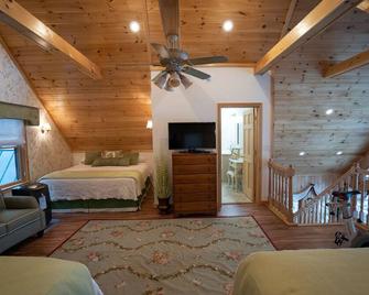 Highly recommended lake side cabin - Schroon Lake - Bedroom