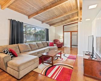 Mid-century Home 2 miles to UF, Downtown, and Shands Plus Walk to Coffee Culture, Planet Fitness and Alfred A Ring Park - Gainesville - Living room