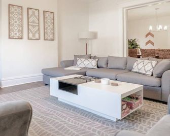 7br Luxury Living | 1st Floor Primary / Abodebucks - San Luis - Sala de estar