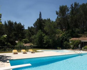 Hotel Le Robinson - Beaucaire - Pool