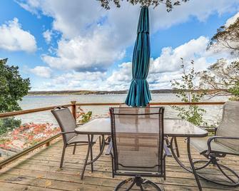 Waterfront Suttons Bay Cottage with Fire Pit! - Suttons Bay - Balcón