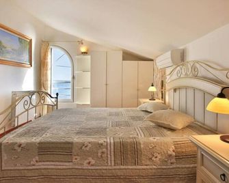 Royal Holiday - Sveti Stefan - Bedroom
