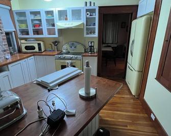 PEI Historical Home - The John Burck House in the beautiful lil town of Montague - Montague - Kitchen