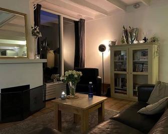 Cozy and bright holiday home near dunes and sea - Warmenhuizen - Sala de estar
