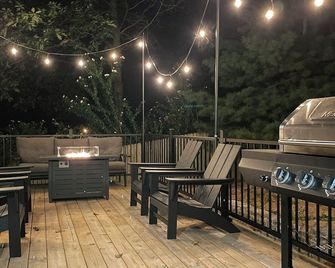 Lakehouse Nestled in Nature-10min to Lake Michigan - Norton Shores - Patio