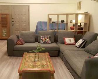 Cosy and quiet getaway in busy Bangsar, mins from the LRT station. - Kuala Lumpur - Living room