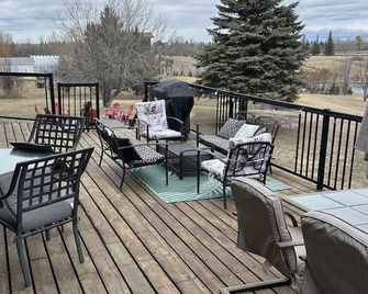 Charming creekside cottage on 2 acres w/ hot tub and king bed - Lac Du Bonnet - Balcony