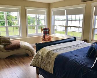 Secluded Oceanfront Beach House With Lots Of Room To Play And Relax! - O'Leary - Bedroom