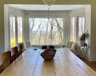 Spacious Hillside Home Overlooking Private Woods - Oregon - Comedor