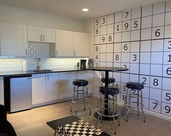 Gamer's Lounge! Arcade, Board Games, King Bed! - Sedona - Küche