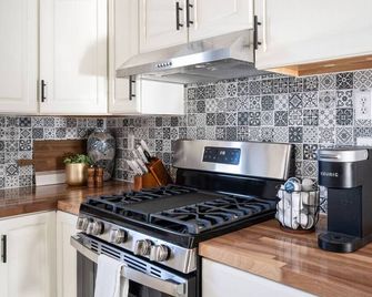 `Corporate Elegance: Luxe Home in Grand Rapids` - Kentwood - Keuken