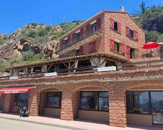 Sea-facing apartment with unique terrace - Ota - Building