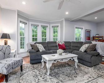 Exceptional Historic 'The Wakefield' in town. Narragansett Beaches-3 mi-Rec Room - South Kingstown - Living room