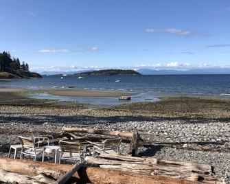 Beachfront Chalet - Halfmoon Bay - Playa